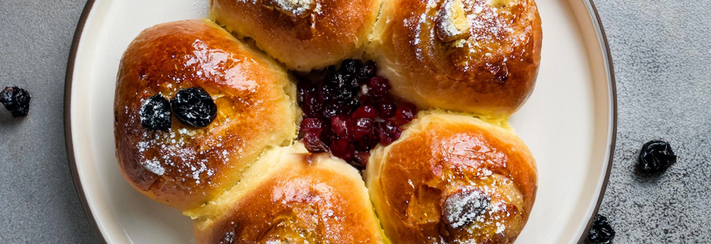 Сдобная булочка с изюмом